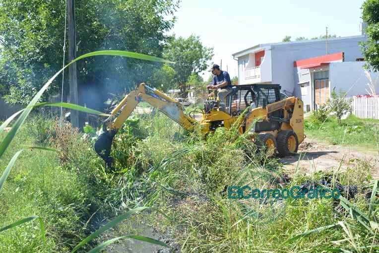 Saneamiento de zanjas y arreglos de calles en Villa Nueva