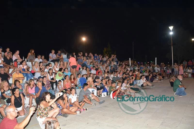 Con un gran público se realizó el cuarto domingo de folclore
