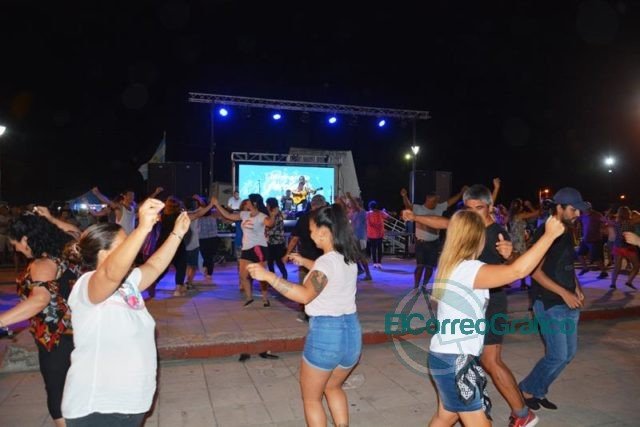 Con un gran público se realizó el cuarto domingo de folclore
