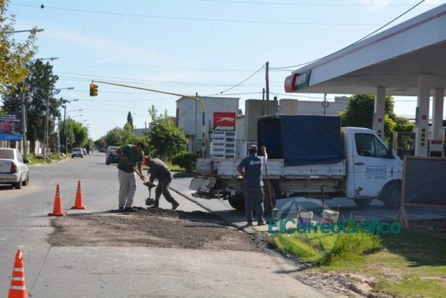Trabajos de bacheos en esquina de 17 y 156 y en calle 18 y 162