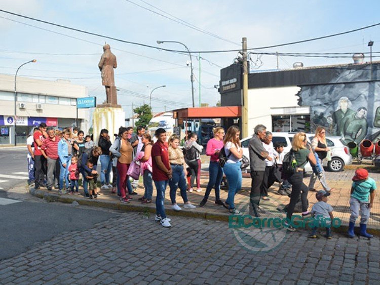 Continúa la entrega de las Tarjetas AlimentAr en el Banco Provincia Continúa la entrega de las Tarjetas AlimentAr en el Banco Provincia
