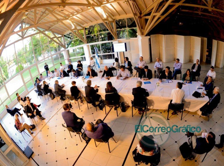 Fernández encabezó una nueva reunión interministerial de seguimiento del coronavirus Fernández encabezó una nueva reunión interministerial de seguimiento del coronavirus