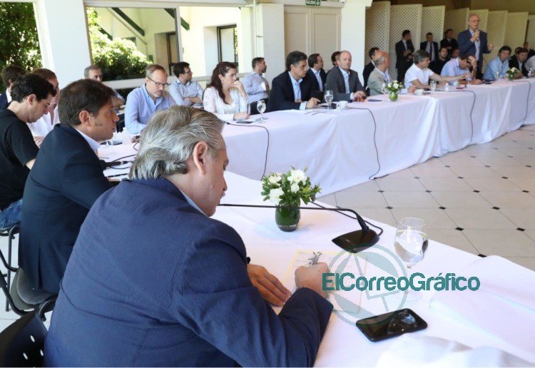 Fernández recibió a intendentes del Área Metropolitana de Buenos Aires Fernández recibió a intendentes del Área Metropolitana de Buenos Aires