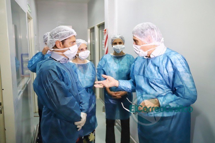 Kicillof visitó el Instituto Biológico provincial que duplicó la producción de alcohol en gel