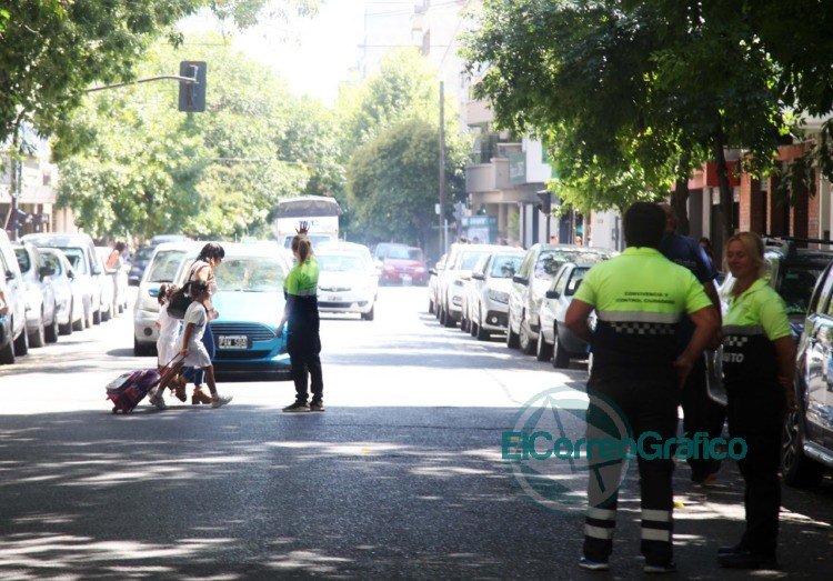 Operativos de tránsito en escuelas para evitar embotellamientos por la doble fila Operativos de tránsito en escuelas para evitar embotellamientos por la doble fila