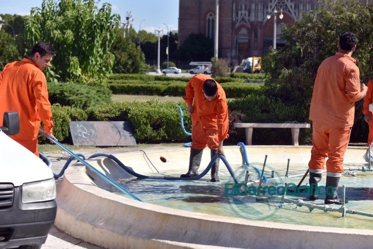 Para evitar la propagación del dengue, vacían las fuentes públicas de la ciudad Para evitar la propagación del dengue, vacían las fuentes públicas de la ciudad