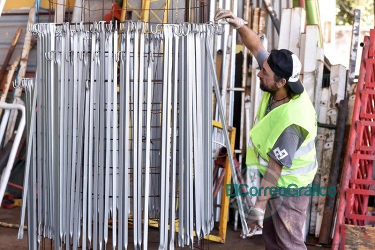 Se confecciona 600 soportes para suero destinados a centros de atención intermedia