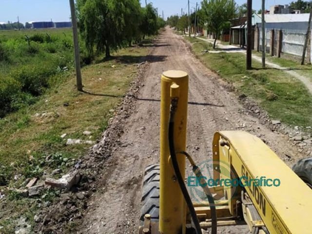 Trabajos de nivelado y arreglos de calles en La Franja