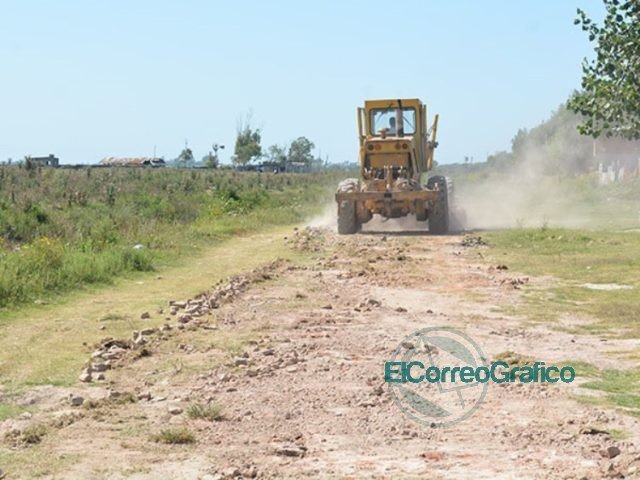 Trabajos de nivelado y arreglos de calles en La Franja