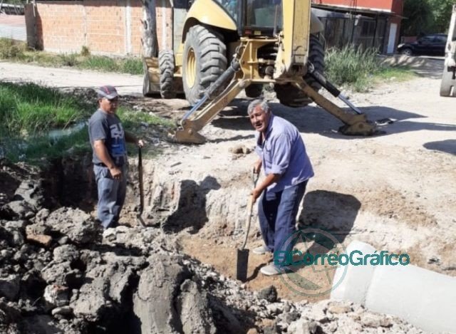Trabajos de saneamiento integral y arreglo de cruce de calle en Villa Nueva