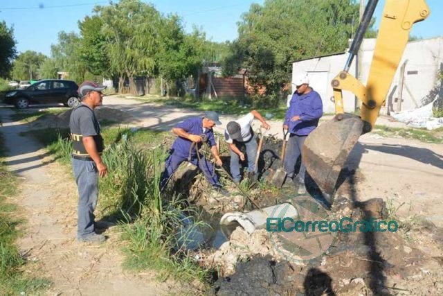 Trabajos de saneamiento integral y arreglo de cruce de calle en Villa Nueva