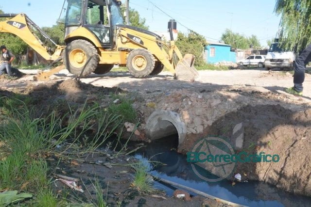 Trabajos de saneamiento integral y arreglo de cruce de calle en Villa Nueva