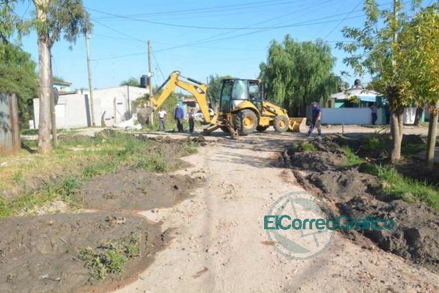 Trabajos de saneamiento integral y arreglo de cruce de calle en Villa Nueva