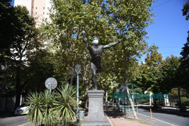 Colocaron máscaras de protección facial a estatuas y monumentos para "concientizar su uso"