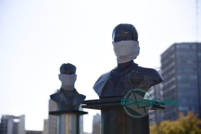 Colocaron máscaras de protección facial a estatuas y monumentos para "concientizar su uso"