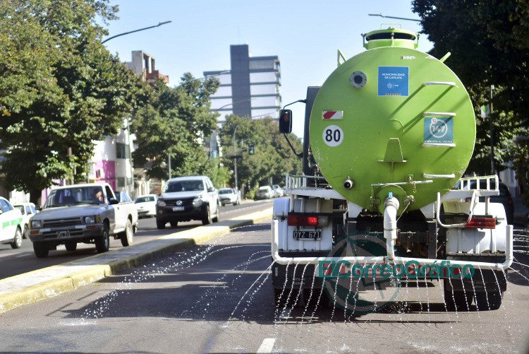 Continúan las tareas de desinfección en la vía pública platense