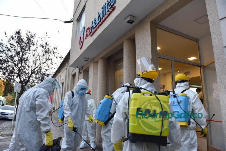 Desinfección en clínica de rehabilitación donde hubo caso confirmado de COVID-19