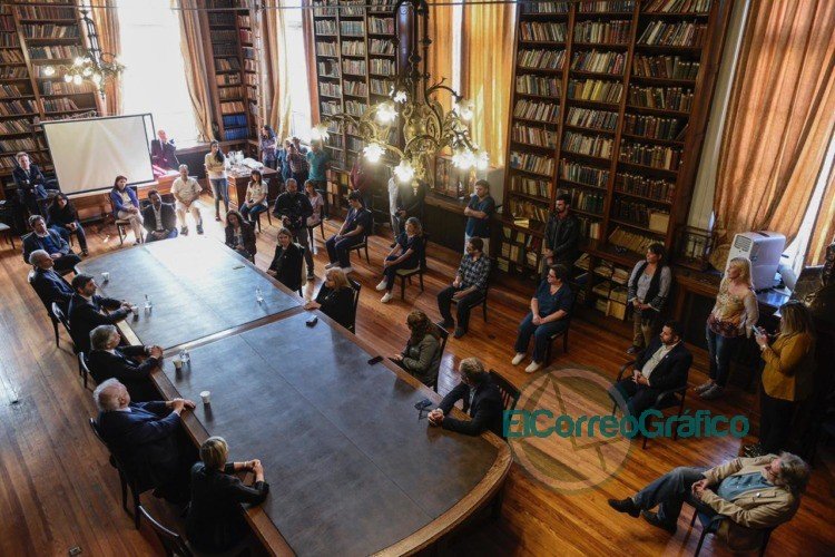 Fernández se reunió con científicos del Malbrán quienes realizaron un importante avance en la lucha contra el coronavirus Fernández se reunió con científicos del Malbrán quienes realizaron un importante avance en la lucha contra el coronavirus
