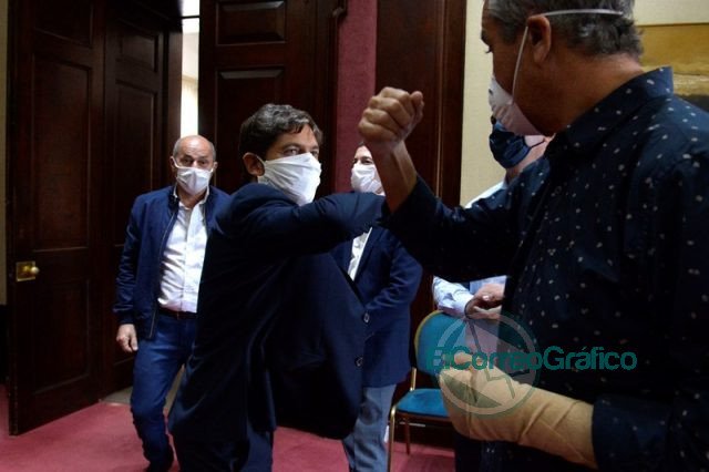 Kicillof se reunió con intendentes oficialistas y opositores Kicillof se reunió con intendentes oficialistas y opositores