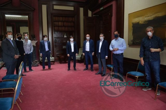 Kicillof se reunió con intendentes oficialistas y opositores Kicillof se reunió con intendentes oficialistas y opositores
