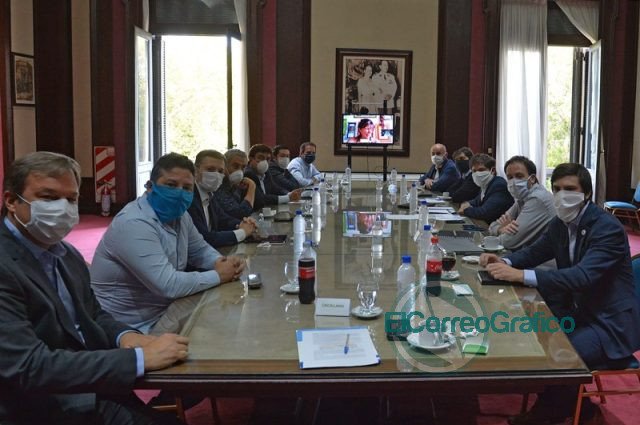 Kicillof se reunió con intendentes oficialistas y opositores Kicillof se reunió con intendentes oficialistas y opositores
