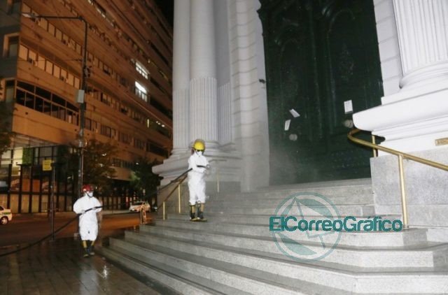 COVID-19: Municipio y Bomberos de la Provincia pusieron en marcha un plan de desinfección en la vía pública COVID-19: Municipio y Bomberos de la Provincia pusieron en marcha un plan de desinfección en la vía pública