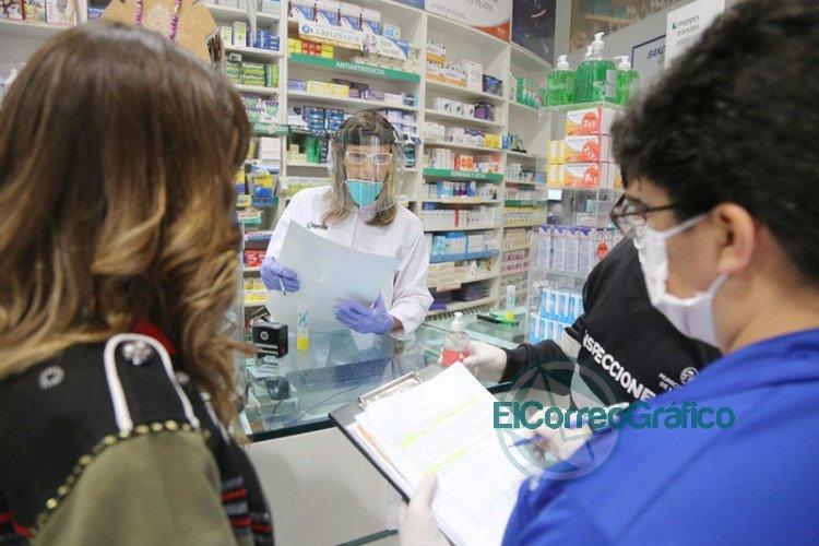 Operativos en farmacias para verificar que se respeten los precios máximos en barbijos y alcohol en gel