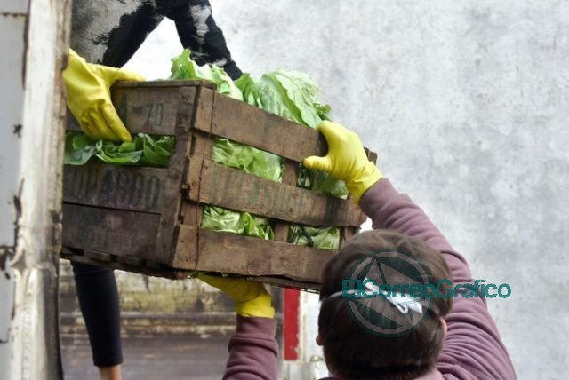 Productores y el Municipio de La Plata entregaron 26 mil kilos de alimentos a comedores y entidades sociales