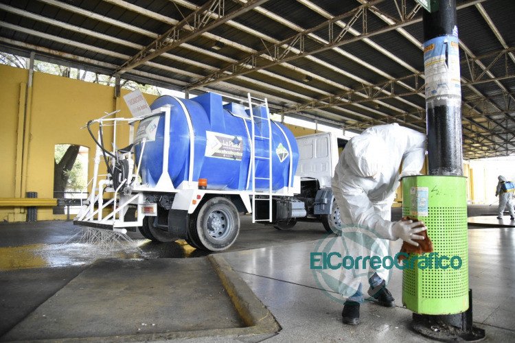 Refuerzan las tareas de desinfección en la Terminal de Ómnibus