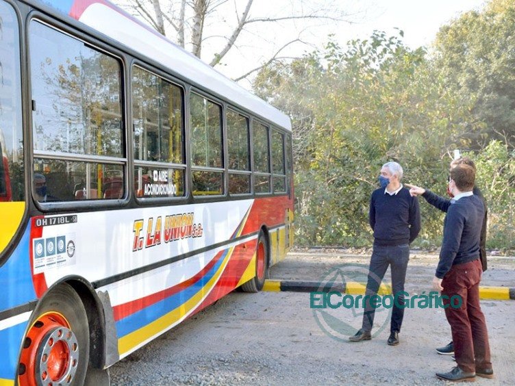 Cagliardi con funcionario bonaerense de Transporte posaron en la Línea 202 verificando el cumplimiento de protocolos