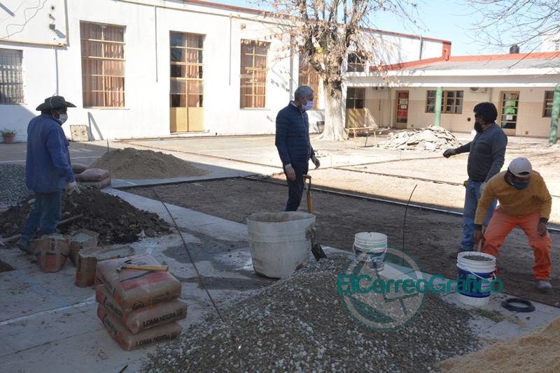 Cagliardi recorrió los trabajos iniciados en las EP N° 3, 4 y 18