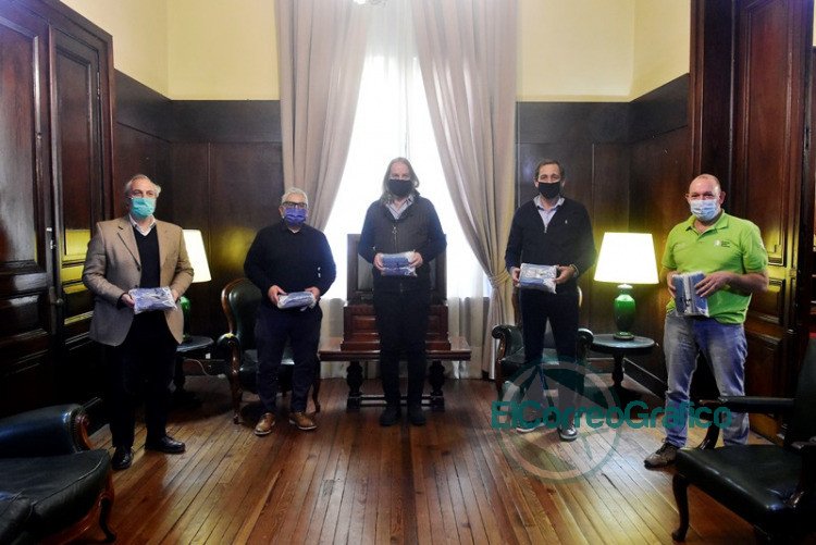 Club Los Tilos realizó una donación de 500 barbijos para La Plata