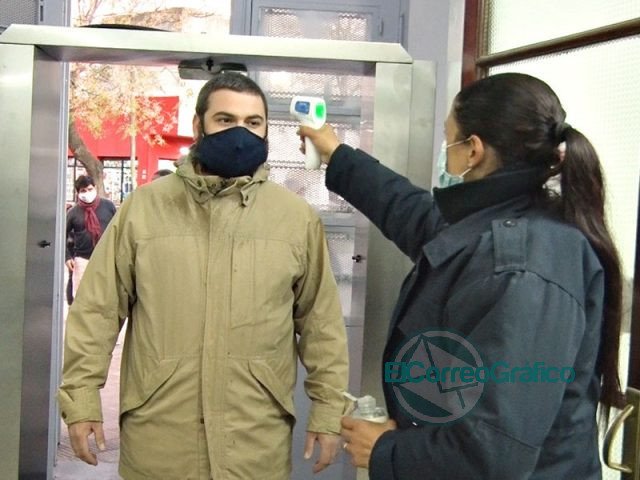 El municipio instaló un túnel sanitizante y puso en marcha un protocolo especial