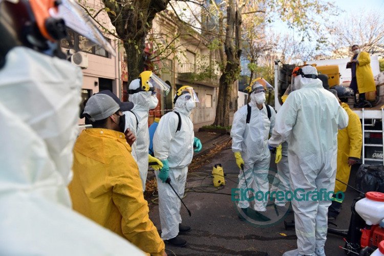 El show de desinfección y prevención en un edificio tras la muerte de una mujer por Coronavirus El show de desinfección y prevención en un edificio tras la muerte de una mujer por Coronavirus