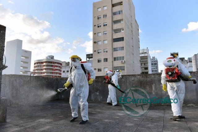 El show de desinfección y prevención en un edificio tras la muerte de una mujer por Coronavirus