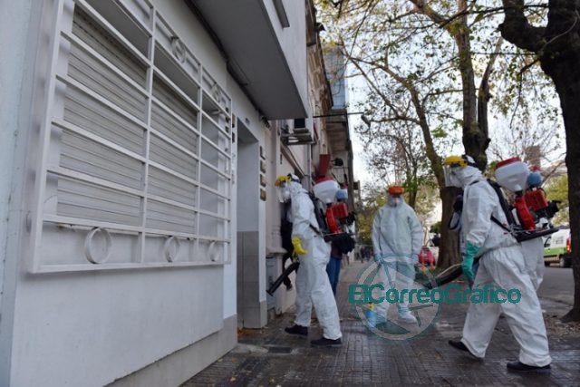 El show de desinfección y prevención en un edificio tras la muerte de una mujer por Coronavirus