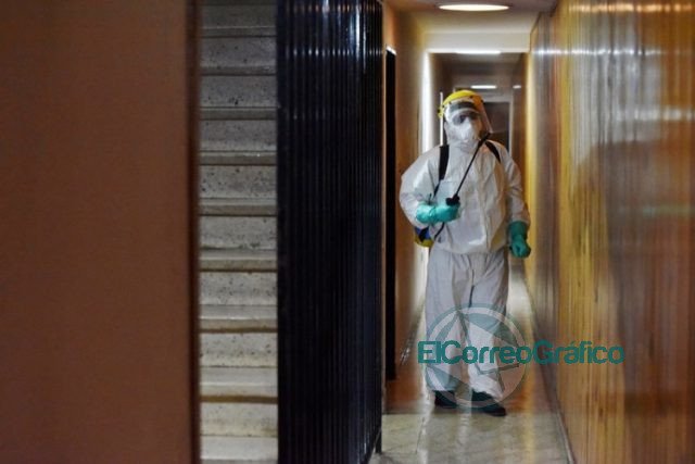 El show de desinfección y prevención en un edificio tras la muerte de una mujer por Coronavirus