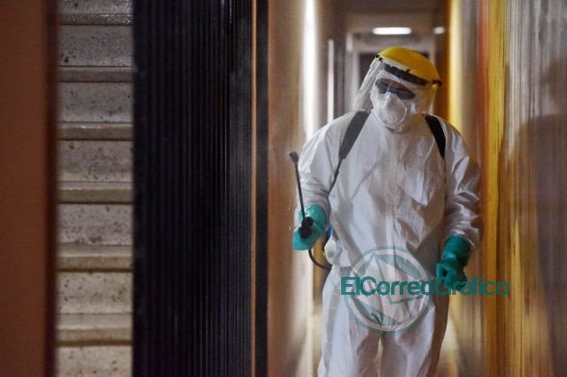 El show de desinfección y prevención en un edificio tras la muerte de una mujer por Coronavirus