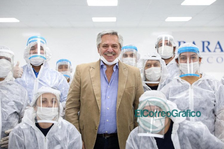 Fernández visitó una empresa de autopartes que fabrica barbijos