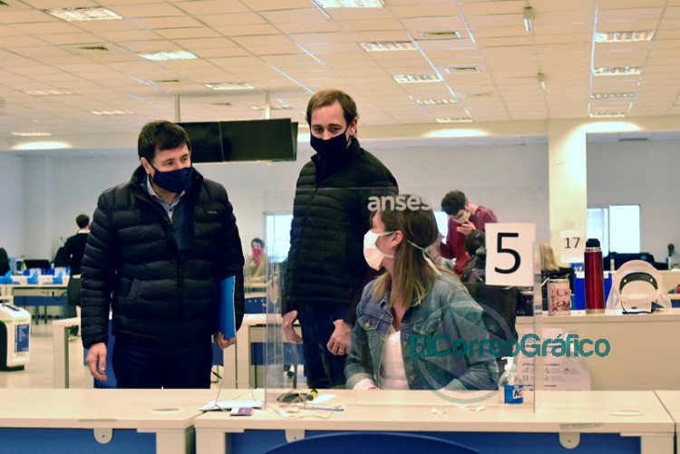 Garro y Arroyo encabezaron una nueva entrega de las Tarjetas AlimentAR Garro y Arroyo encabezaron una nueva entrega de las Tarjetas AlimentAR