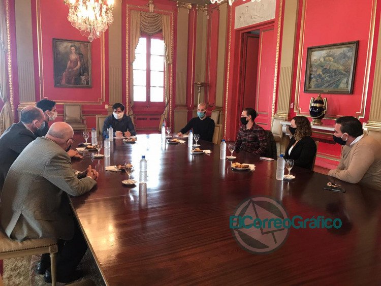 Kicillof se reunió con los dueños de la confitería platense París Kicillof se reunió con los dueños de la confitería platense París