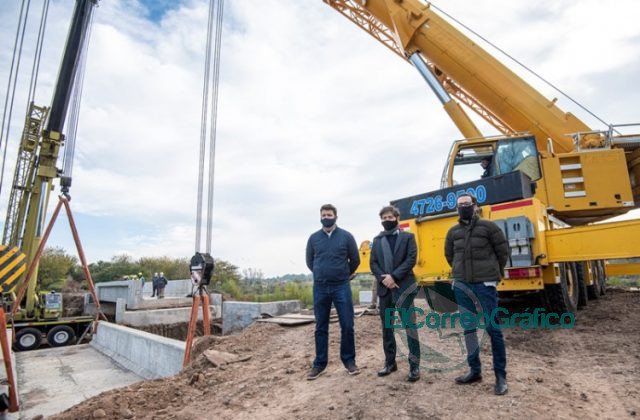 Kicillof visitó Exaltación de la Cruz y participó de la colocación del puente “Cuatro Bocas”