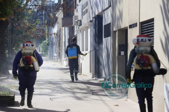 Montan un show de desinfección contra el COVID-19 en La Plata Montan un show de desinfección contra el COVID-19 en La Plata