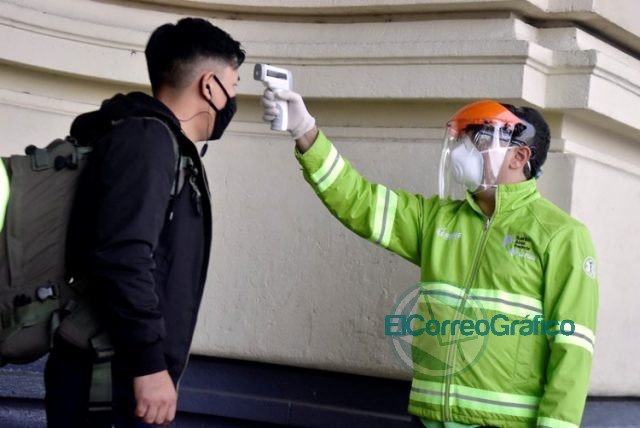 Realizan testeos olfativos y controles de temperatura en la Estación de Trenes