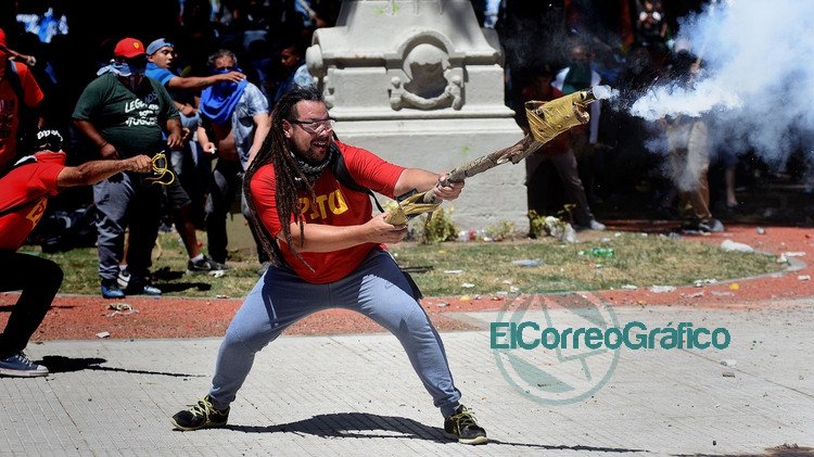 Detienen en Uruguay al militante de izquierda que disparó con un mortero casero frente al Congreso