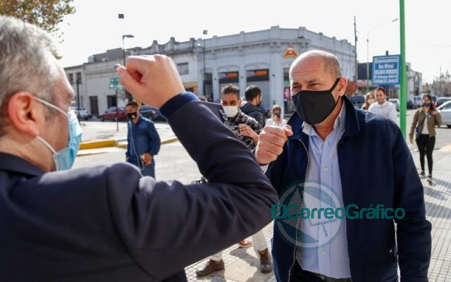 Secco con Larroque posan con la mercadería del SAE