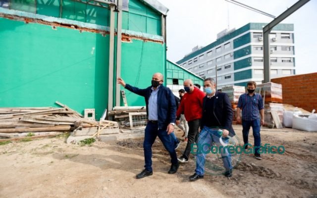 Secco con Larroque posan con la mercadería del SAE