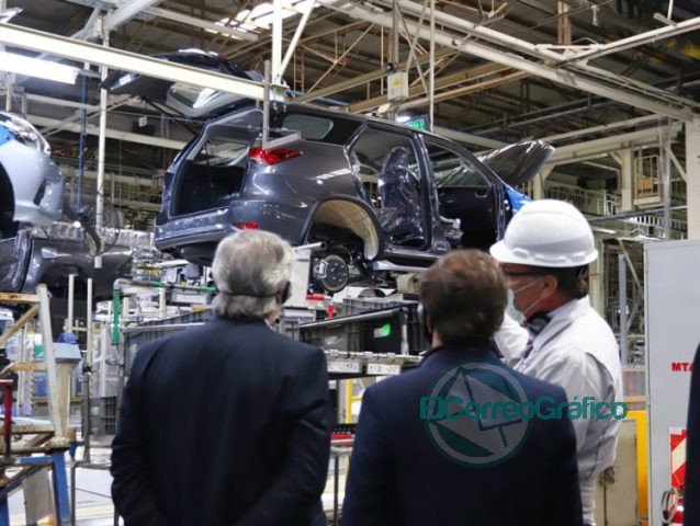 Toyota en Zárate que reactivó su producción y Kicillof con Fernández aparecieron para la foto