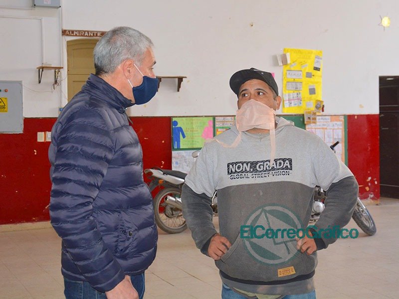 Cagliardi paseó por obras que se ejecutan en escuelas Cagliardi paseó por obras que se ejecutan en escuelas