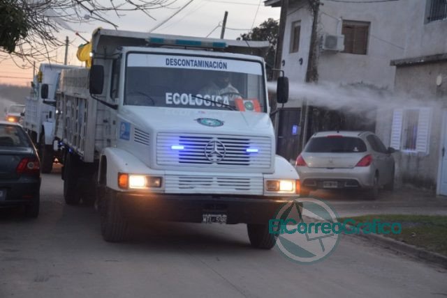 Cagliardi pasó desfilando en la desinfección preventiva en Villa Argüello y Villa Nueva